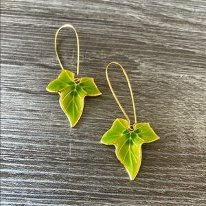 Leaf-Shaped Green Earrings N1067